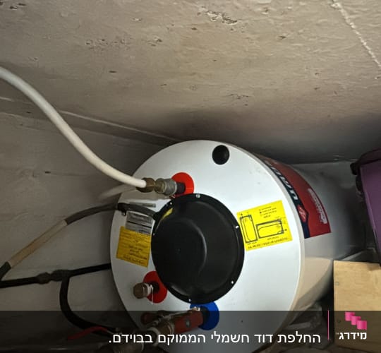 דוד שמש מותקן עם צינורות חיבור